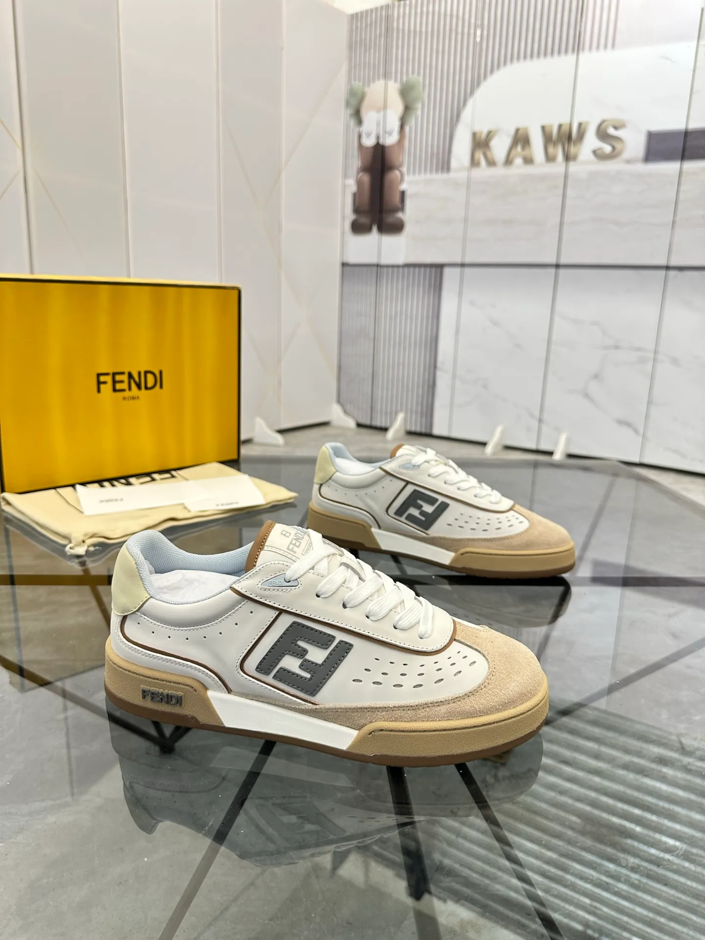Selling men's shoes 💰: 💰P620¥ Top quality Product trademark: Fendi* "Fendi*" low-top casual shoes Regular size: 35-44 (can be customized to 38.45.46) Product material: imported first-layer nubuck leather upper, breathable lining, original outsole. No.:H208